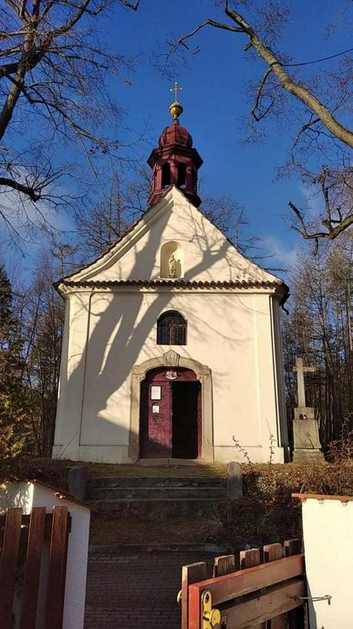 Mala Svata Hora - Penzion & Restaurace Мнишек-под-Брди Экстерьер фото