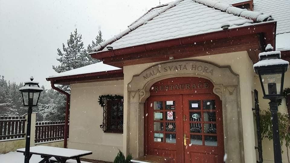 Mala Svata Hora - Penzion & Restaurace Мнишек-под-Брди Экстерьер фото