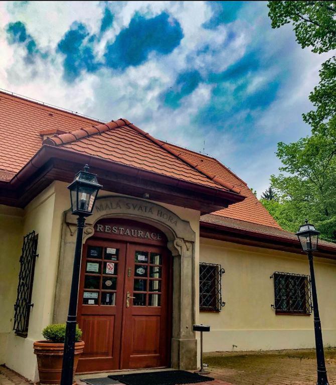 Mala Svata Hora - Penzion & Restaurace Мнишек-под-Брди Экстерьер фото